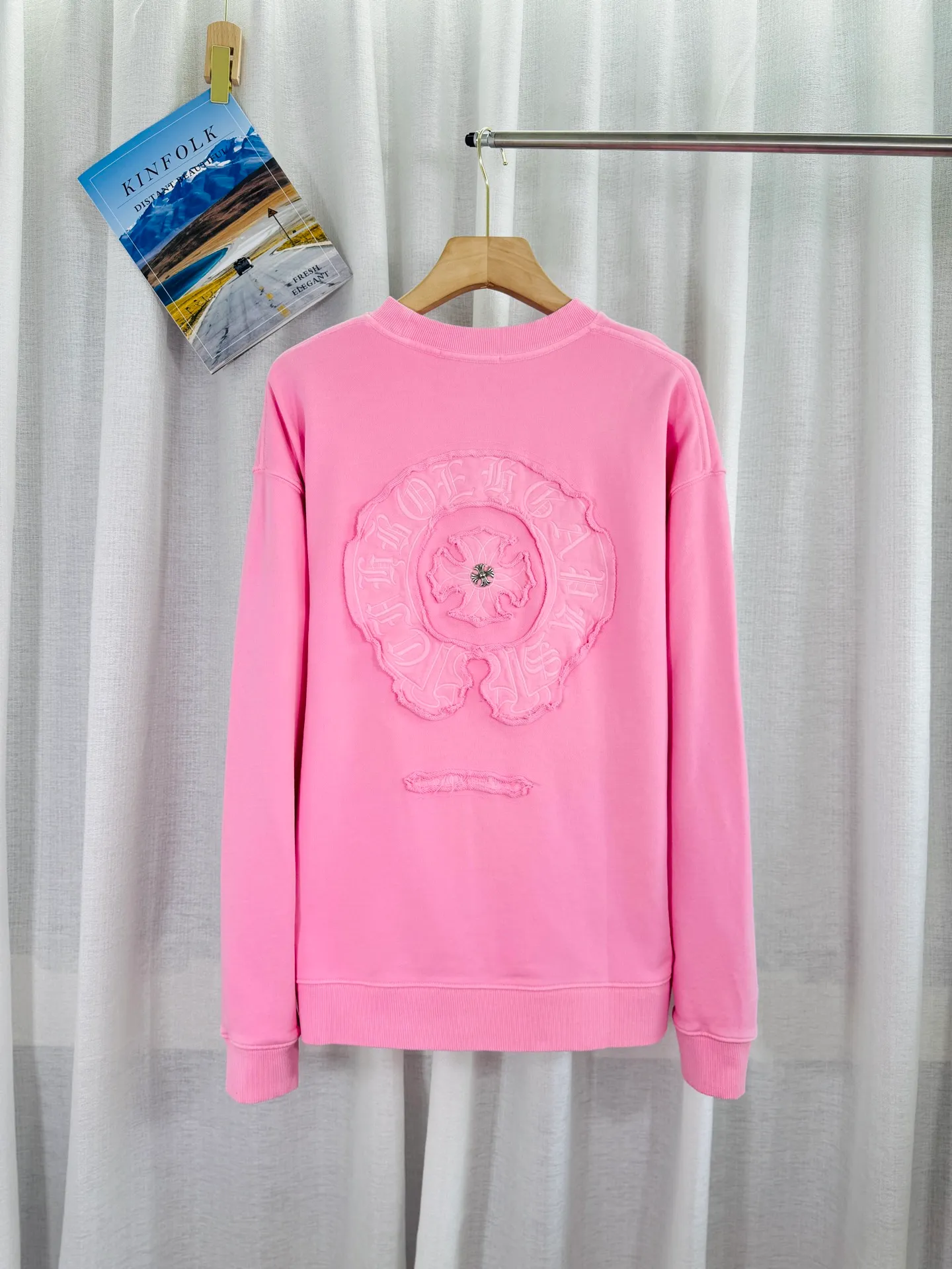 P280 top version, real shot without P, ​​different from market currency) 𝗖𝗵𝗿𝗼𝗺𝗲 𝗛𝗲𝗮𝗿𝘁𝘀/Cro Heart 2025 washed patch embroidery autumn and winter new original single counter American laser burnt 3D three-dimensional color embroidery couple casual sweatshirt 👑The highest version! Customized fabric 430g tripe terry fabric! American acid-washed and distressed original fabric laser burnt ✟appliqué embroidery and exquisite embroidery of letters! The best-selling model in the counter, very comfortable to wear. Accessories: original molded and authenticated collar label➕100% silk wash label. Genuine purchase-grade original hangtag➕matching hanging rope➕3D hanging beads➕original packaging bag. Craftsmanship: The original version has consistent wiring! The highest version of the armhole matching technique! Color: Pink Black Green Size: S M L XL Style Number: 25-377